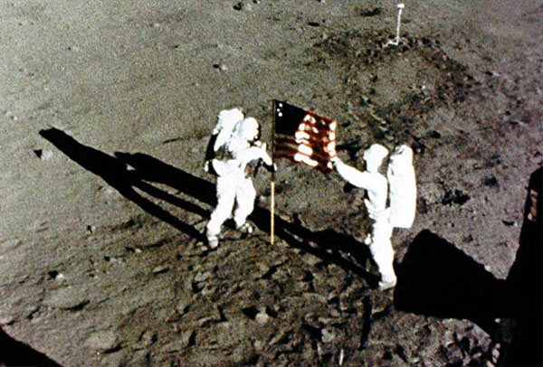 NASA'nın Ay'a ayak basması yalandı ? 